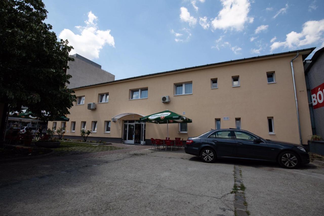 Nepliget Hotel Budapeste Exterior foto
