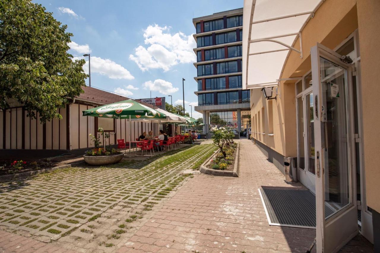 Nepliget Hotel Budapeste Exterior foto