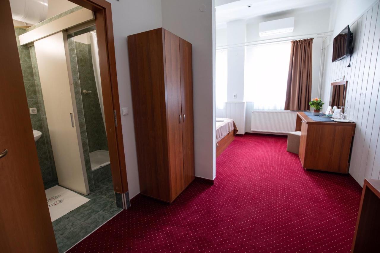 Nepliget Hotel Budapeste Exterior foto